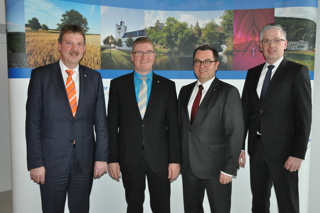 Zufrieden trotz Niedrigzins (v. l.): Heinrich Josef Blümling (RaiBa Moselkrampen), Hans Josef Schumacher (RaiBa Zeller Land), Peter van Moerbeeck (Volksbank Cochem) und Thomas Welter (RaiBa Eifeltor).