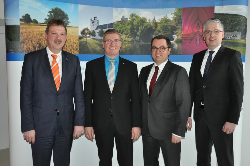 Zufrieden trotz Niedrigzins (v. l.): Heinrich Josef Blümling (RaiBa Moselkrampen), Hans Josef Schumacher (RaiBa Zeller Land), Peter van Moerbeeck (Volksbank Cochem) und Thomas Welter (RaiBa Eifeltor).