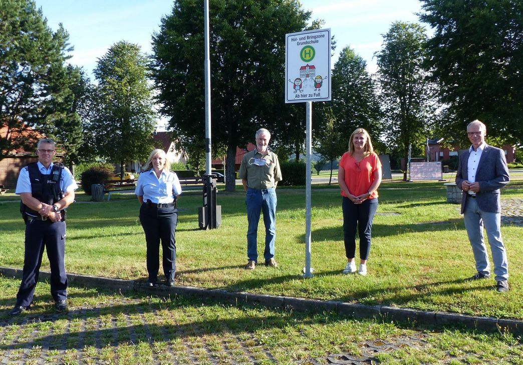 Die neue Elternhaltestelle auf dem Otto-Junker-Platz dient der Verkehrssicherheit der Schulkinder, wie Jochen Jansen (v.li.), Nicol Ramjoue, Franz-Josef Hammelstein, Sandra Arnolds und Bürgermeister Karl-Heinz Hermanns betonten. Foto: Hoffmann