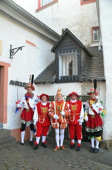 Prinz Ludwig I. mit seinen Pagen und den »Jecke Böhnchen« an der Ahrquelle.