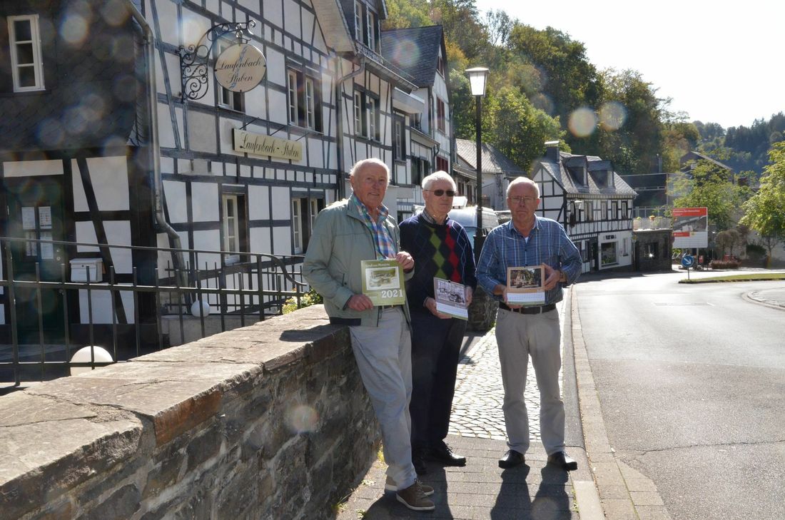 Hilmar Weber (v.l.), Manfred Brandenburg und Franz-Wilhelm Hermanns (v.r.) werben für die neuste Ausgabe des Postkarten-Kalenders. Foto: T. Förster