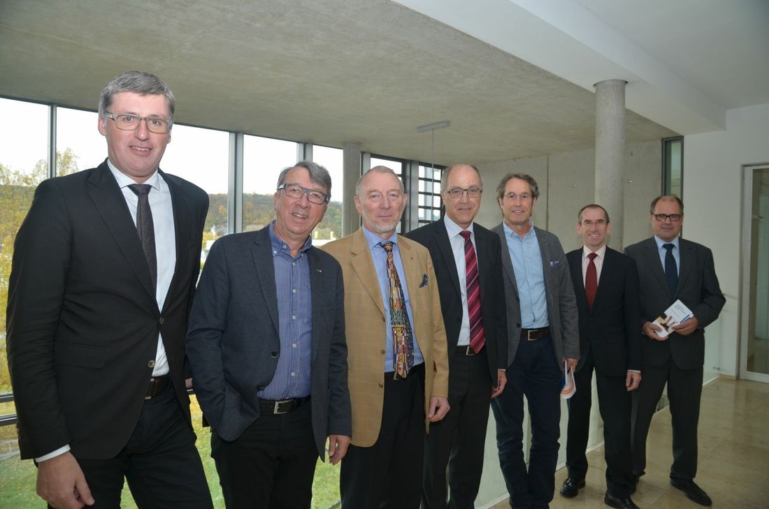 Zu sehen sind (von links): IHK-Hauptgeschäftsführer Dr. Jan Glockauer, die Nachfolgelotsen Karl A. Heinz, Anders Warnberg, Lothar Künzer und Horst Schreiber, IHK-Geschäftsführer Standortpolitik Matthias Schmitt sowie Raimund Fisch, Leiter Existenzgründung und Unternehmensförderung bei der IHK Trier. Foto: IHK