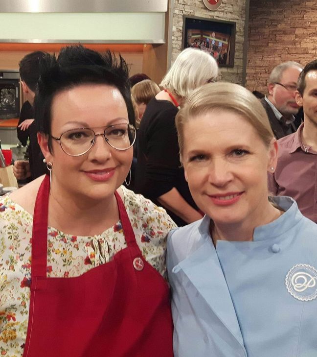 Kerstin Döring (links) und die Spitzenköchin Cornelia Poletto, Moderatorin der kommenden "Küchenschlacht"-Woche im ZDF.