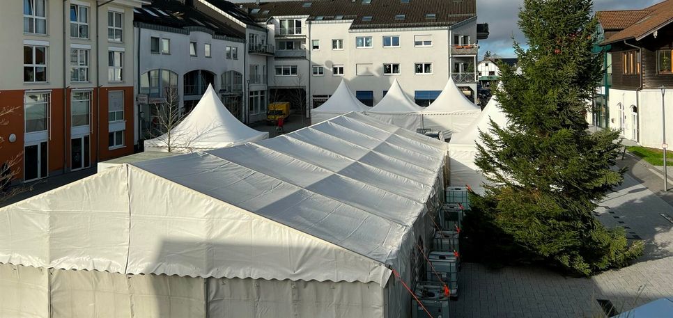 Diese Zeltstadt verwandelt sich am Wochenende in den ersten Simmerather Adventsmarkt - mit kulinarischen genüssen und Live-Musik. Foto: T. Förster