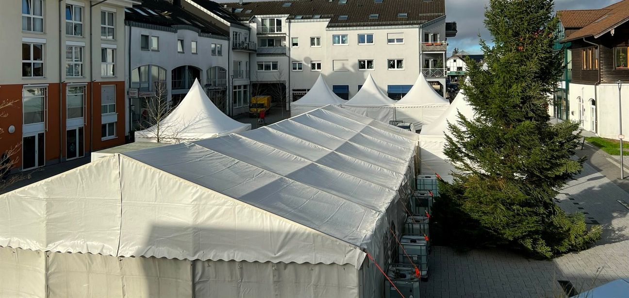 Diese Zeltstadt verwandelt sich am Wochenende in den ersten Simmerather Adventsmarkt - mit kulinarischen genüssen  und Live-Musik. Foto: T. Förster