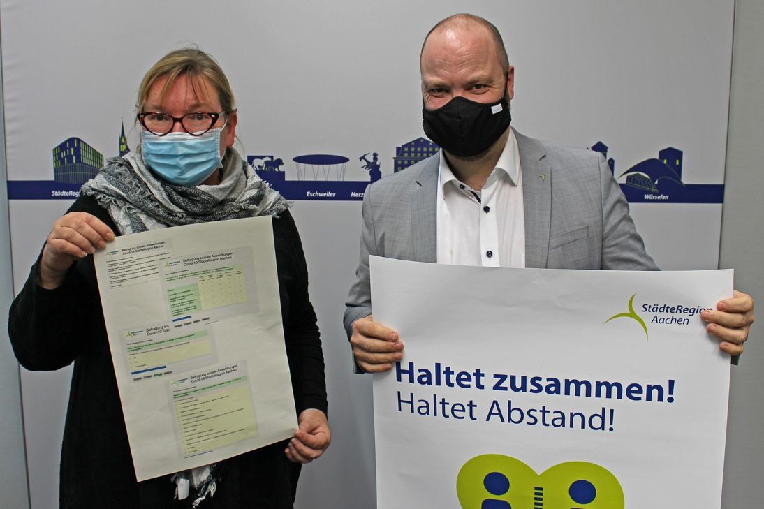 Der Sozial- und Gesundheitsdezernent der StädteRegion Aachen, Dr. Michael Ziemons (r.) hat mit Antje Rüter vom Amt für Inklusion und Sozialplanun die Online-Befragung zu den sozialen Auswirkungen der Corona-Pandemie gestartet. Foto: Benend