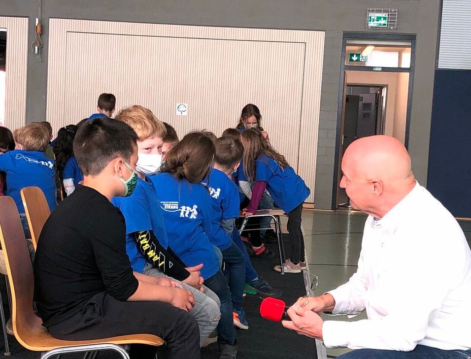 Gedächtnistrainer Gregor Staub begeisterte die Schüler in Steckenborn mit seiner Fähigkeit, sich fast schon spielerisch Wörter oder Zusammenhänge zu merken.