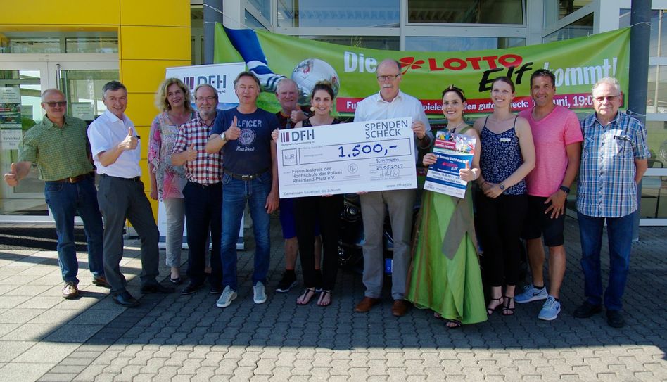 Die Scheckübergabe durch die DFH erfolgte anlässlich der Pressekonferenz im Autohaus Renault Schilling. Alle Beteiligten freuen sich auf das Spiel und hoffen auf einen großen Spenden-Erlös. DFH und das Autohaus Schilling sind die beiden Hauptsponsoren des Spiels. (Foto: Arno Boes)