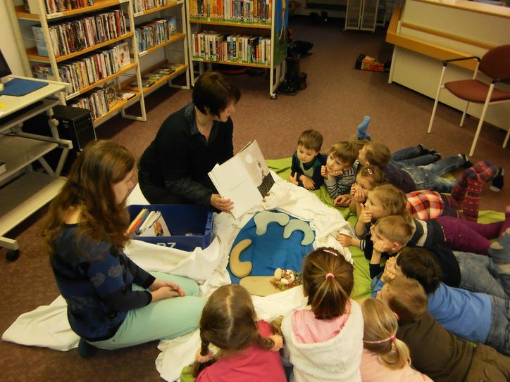 Vorlesestunden gehören mit zu dem vielfältigen Angebot, das die Mitarbeiterinnen der Stadtbücherei Boppard zur Leseförderung organisieren. Fotos: Stadtbücherei