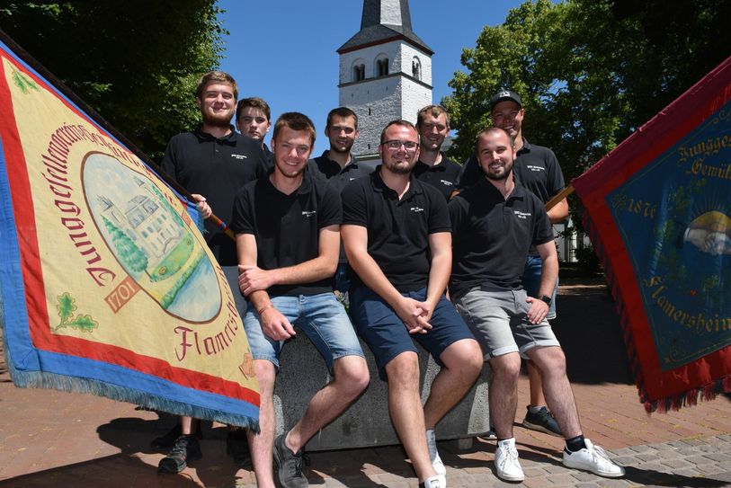 Freuen sich darüber, dass Flamersheim Zielort der Burgenfahrt ist (v.li.): Tim Kessel, Max Kessel, Andreas Lammers, Lukas Bungert, Johannes Lammers, Pascal Sieben und Marvin Schmitz. Am Sonntag werden sie noch von vielen anderen Vereinskameraden unterstützt. Foto: Scholl