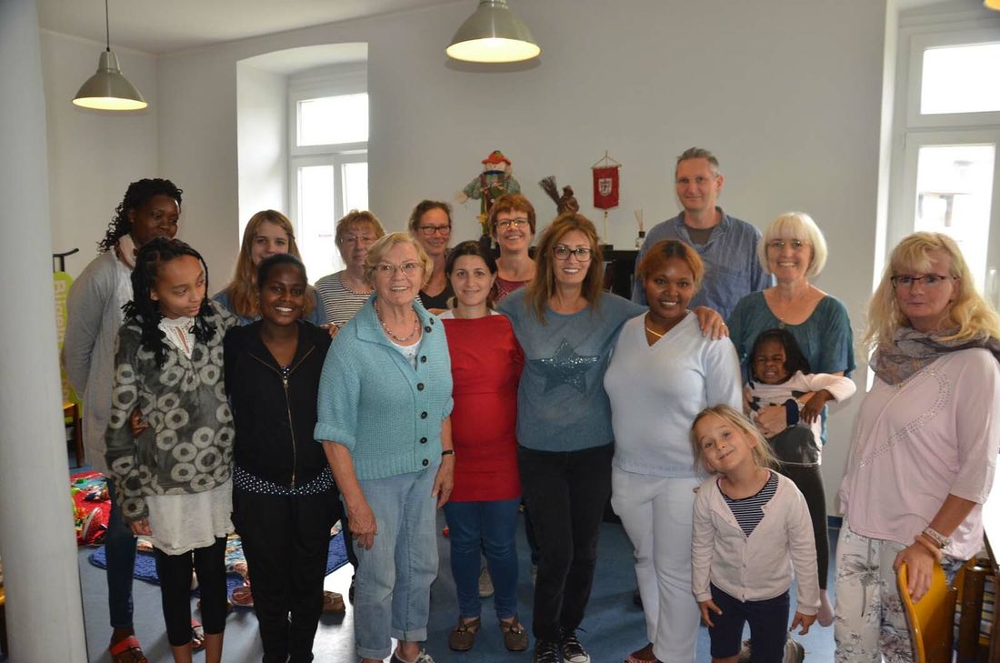 Ein multikultureller Frauentreff unter Leitung von Gisela Gerdes (2.v.r.) kommt in der »Alten Schule« in Kleinhau zusammen. Foto: T. Förster