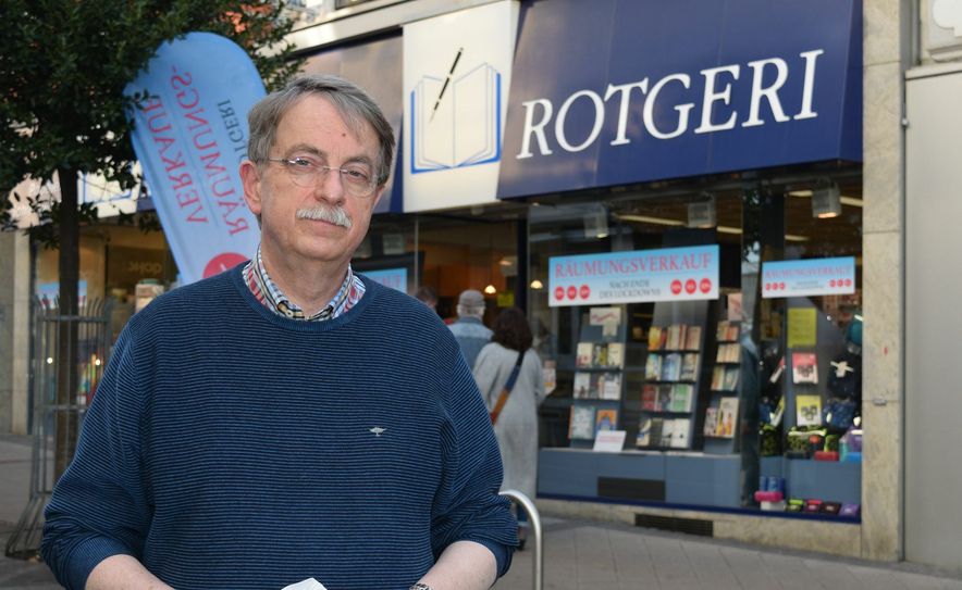 Heribert Blömeke, Inhaber der Buchhandlung Rotgeri, schließt sein Geschäft zum 10. April. Foto: Scholl