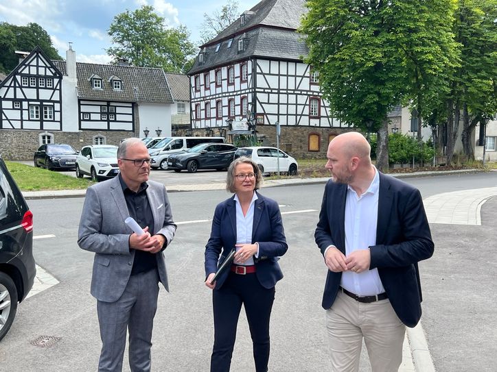 Bauministerin Ina Scharrenbach mit Bürgermeister Jorma Klauss und Dirk Meyer vom Roetgener Bauamt vor dem denkmalgeschützten »Alten Jägerhaus«, wo die Schäden der Flut bislang nicht beseitigt wurden.