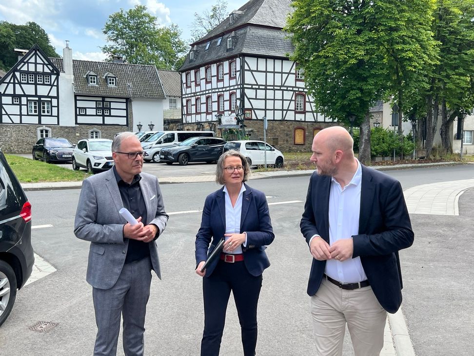 Bauministerin Ina Scharrenbach mit Bürgermeister Jorma Klauss und Dirk Meyer vom Roetgener Bauamt vor dem denkmalgeschützten »Alten Jägerhaus«, wo die Schäden der Flut bislang nicht beseitigt wurden.