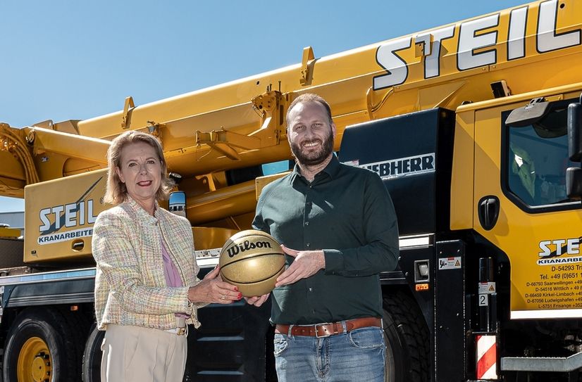 Gladiators-Geschäftsführer Andre Ewertz und Birgit Steil, Geschäftsführerin von Steil Kranarbeiten: Das Familienunternehmen mit Sitz im Trierer Hafen bleibt als Partner an der Seite der RÖMERSTROM Gladiators Trier. Auch die Förderung des Nachwuchses bleibt bestehen.
