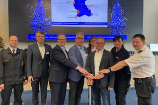 (v.l.): Dr. Andreas Palzer (stellv. Leiter Berufsfeuerwehr Trier), Roland Praetorius (Dezernent LK Birkenfeld), Ralf Britten (Feuerwehrdezernent Stadt Trier), Immanuel Hoffmann (1. Kreisbeigeordnete LK Birkenfeld), Stephan Schmitz-Wenzel (Geschäftsbereichsleiter LK Trier-Saarburg), Landrat Stefan Metzdorf, Jennifer Heuser (Fachbereichsleiterin Integrierte Leitstelle Trier), Sven Ney (Leiter Integrierte Leitstelle Trier)