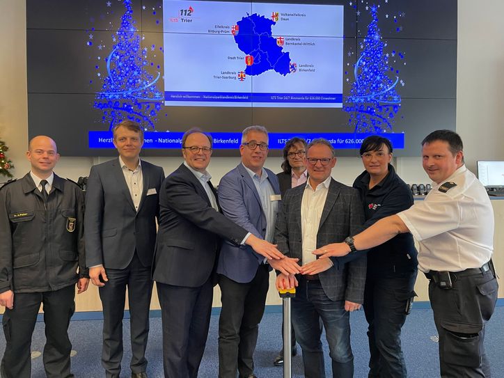 (v.l.): Dr. Andreas Palzer (stellv. Leiter Berufsfeuerwehr Trier), Roland Praetorius (Dezernent LK Birkenfeld), Ralf Britten (Feuerwehrdezernent Stadt Trier), Immanuel Hoffmann (1. Kreisbeigeordnete LK Birkenfeld), Stephan Schmitz-Wenzel (Geschäftsbereichsleiter LK Trier-Saarburg), Landrat Stefan Metzdorf, Jennifer Heuser (Fachbereichsleiterin Integrierte Leitstelle Trier), Sven Ney (Leiter Integrierte Leitstelle Trier)