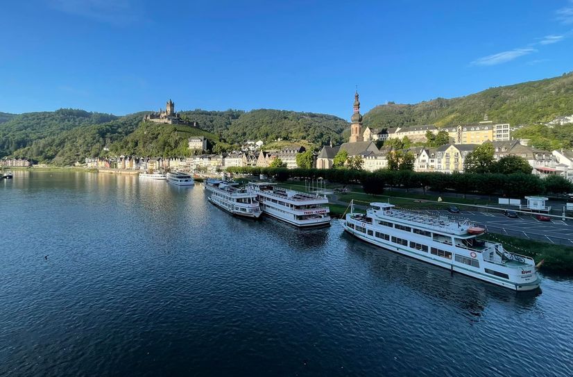 Ein Besuch auf der Reichsburg in Cochem samt Schifffahrt auf der Mosel ist sicher ein interessantes Tagesziel für Daheimgebliebene.Foto: Zender