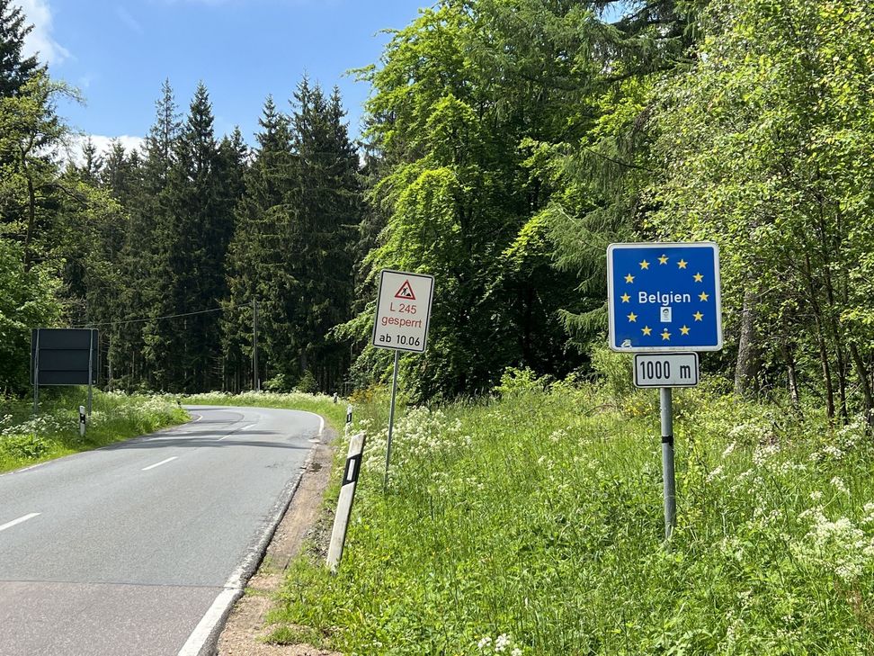 Die Sperrung der Rocherather Straße zwischen Hellenthal und Belgien wird bis zum 17.August verlängert.