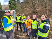 Das Team beim Zaunbau an der Wildenburg, Helfer sind immer willkommen.