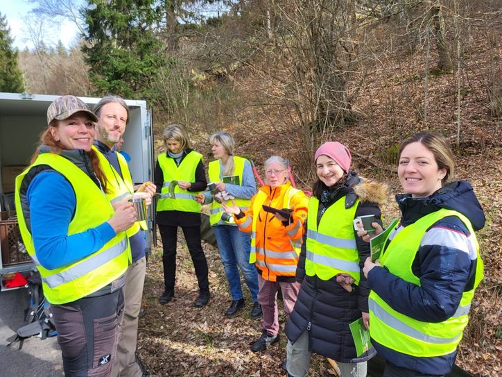 Das Team beim Zaunbau an der Wildenburg, Helfer sind immer willkommen.
