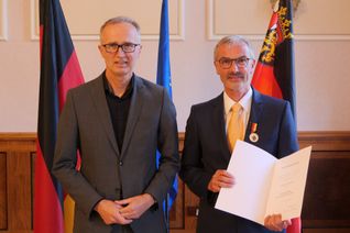 Der Vizepräsident der Struktur- und Genehmigungsdirektion (SGD) Nord, Prof. Dr. Martin Kaschny, händigte in Vertretung von Ministerpräsidentin Malu Dreyer die Verdienstmedaille des Landes Rheinland-Pfalz an Rainer Bersch aus Boppard aus.