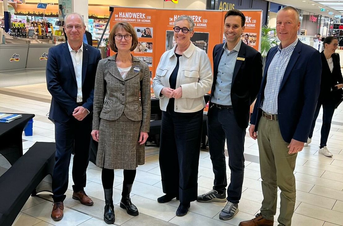 Günter Sevenich (Agentur für Arbeit Aachen-Düren), Kerstin Faßbender (IHK Aachen), Aachens Oberbürgermeisterin Sibylle Keupen, »Aquis Plaza«-Center Manager Gregory Hedderich und Georg Stoffels (Handwerkskammer Aachen) laden junge Menschen in die Aachener Einkaufsmeile ein, um die berufliche Zukunft klarzumachen.