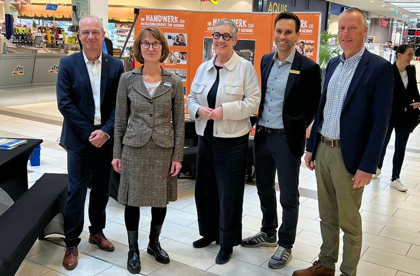 Günter Sevenich (Agentur für Arbeit Aachen-Düren), Kerstin Faßbender (IHK Aachen), Aachens Oberbürgermeisterin Sibylle Keupen, »Aquis Plaza«-Center Manager Gregory Hedderich und Georg Stoffels (Handwerkskammer Aachen) laden junge Menschen in die Aachener Einkaufsmeile ein, um die berufliche Zukunft klarzumachen.