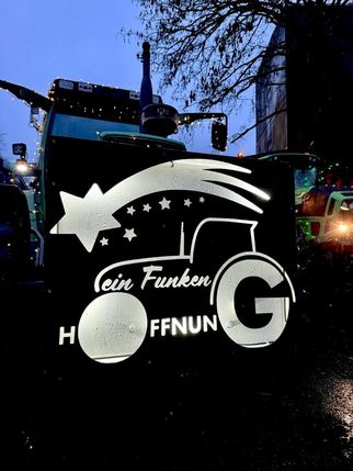 Etwa 70 Landwirte und Landwirtinnen werden am 13. Dezember mit weihnachtlich geschmückten Traktoren an der Lichterfahrt teilnehmen.