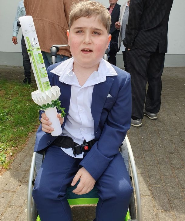 Marvin ist bei längeren Strecken auf einen Rollstuhl angewiesen. Trotz seiner Diagnose begeistert er alle mit seiner Lebensfreude.