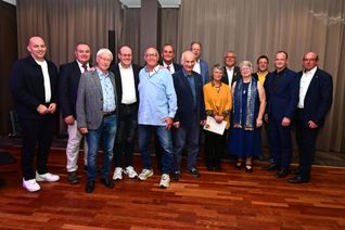 Die Geehrten des Festabends mit den Laudatoren und Bernd Michels