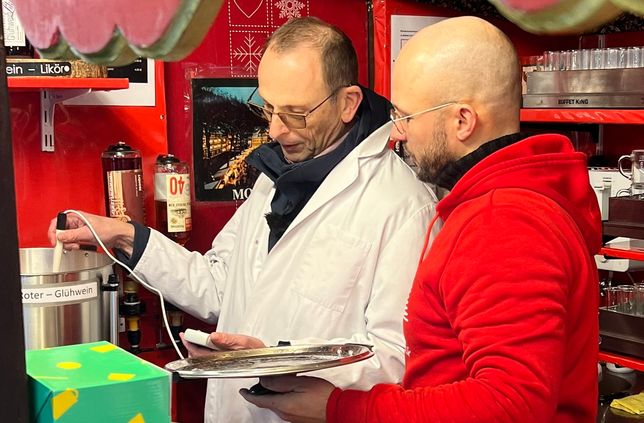 Martin Kühn, Wein- und Spirituosenkontrolleur beim NRW-Landesamt für Natur, Umwelt und Verbracherschutz, prüft die Getränke an der »Glühbar« auf dem Monschauer Marktplatz.