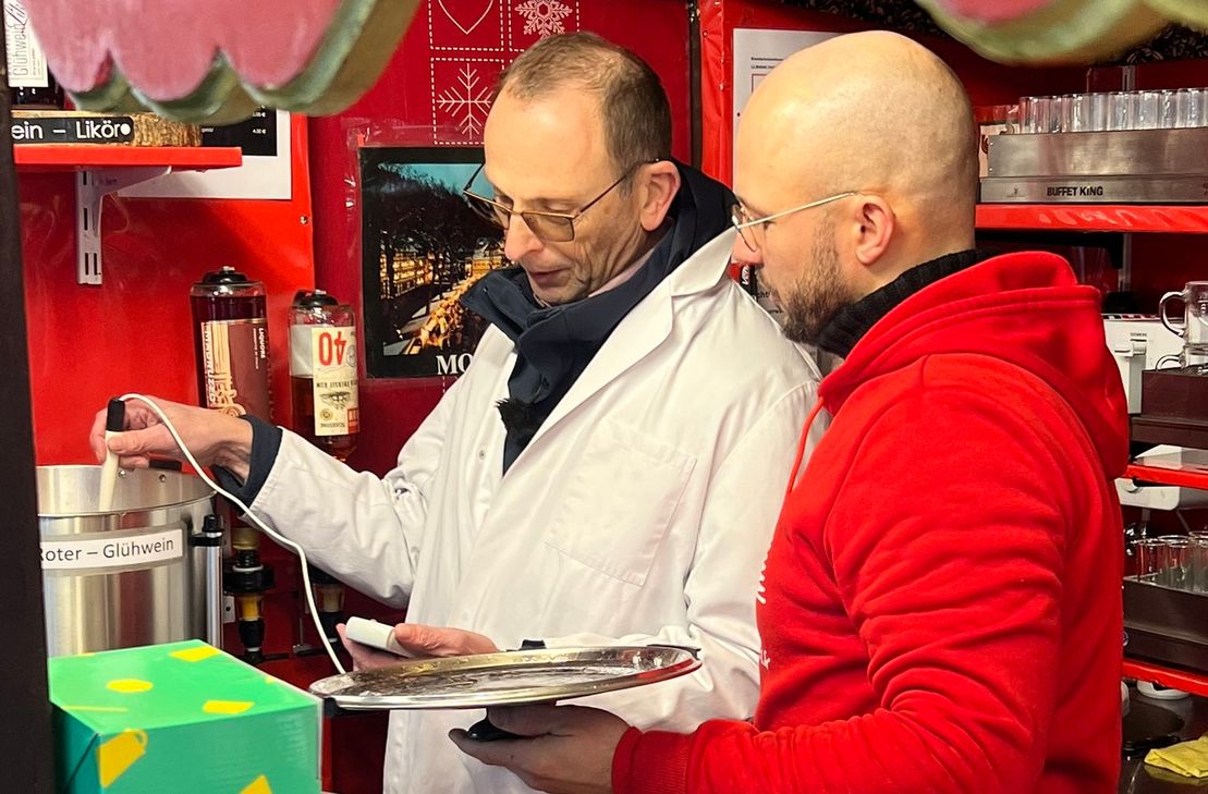 Martin Kühn, Wein- und Spirituosenkontrolleur beim NRW-Landesamt für Natur, Umwelt und Verbracherschutz, prüft die Getränke an der »Glühbar« auf dem Monschauer Marktplatz.
