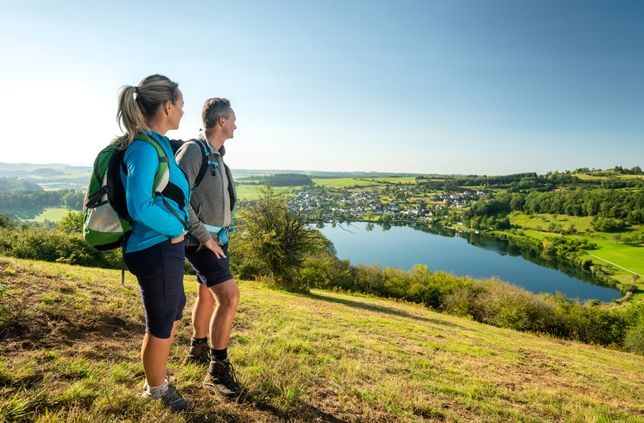 Wanderer am Schalkenmehrener Maar