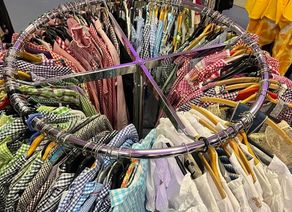 Benefiz-Shoppen bot der "2nd Hemd- und Hosemarkt" in der Jugendkirche am Hahn.