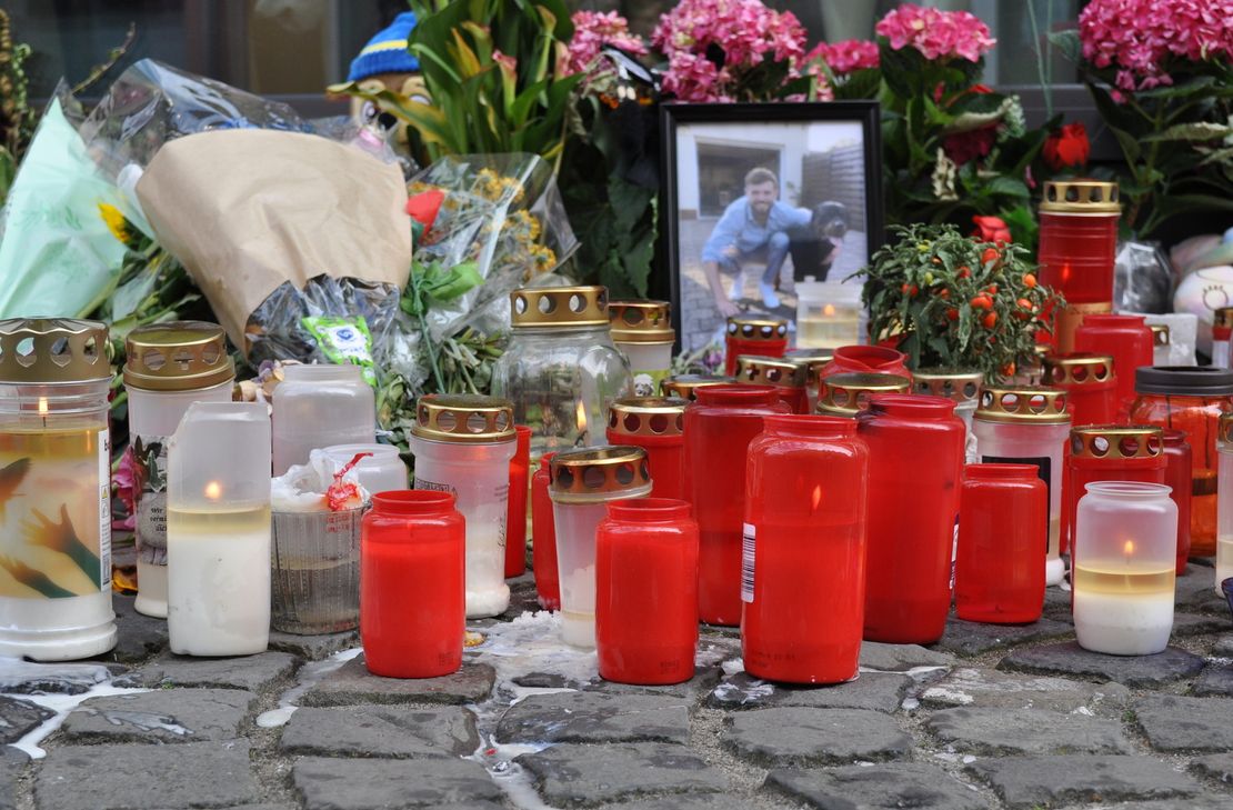 Kerzen und Blumen erinnern an die brutale Tat.