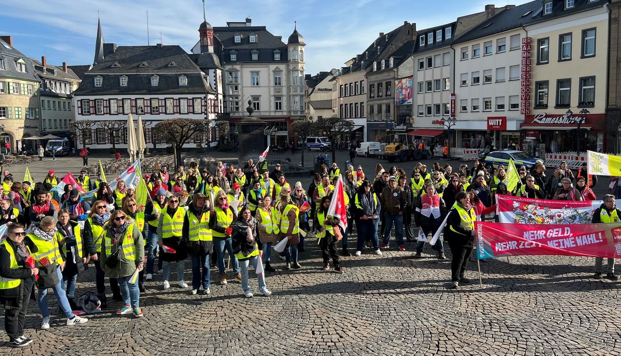 Zahlreiche Streikende versammeln sich auf dem Mayener Marktplatz, um für gerechte Löhne zu demonstrieren..