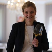 Hohe Anerkennung für Magdalena Rambichler: Sie wurde mit der "falstaff-Weintrophy" ausgezeichnet und darf sich "Sommelier des Jahres 2022" nennen. Rund 750 Positionen umfasst ihre Weinkarte, darunter Raritäten aus so mancher Winzerschatzkammer. Den Schwerpunkt hat sich auf das alte Europa gelegt, insbesondere auf Rieslinge.