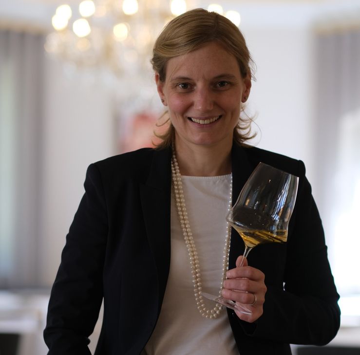 Hohe Anerkennung für Magdalena Rambichler: Sie wurde mit der "falstaff-Weintrophy" ausgezeichnet und darf sich "Sommelier des Jahres 2022" nennen. Rund 750 Positionen umfasst ihre Weinkarte, darunter Raritäten aus so mancher Winzerschatzkammer. Den Schwerpunkt hat sich auf das alte Europa gelegt, insbesondere auf Rieslinge.