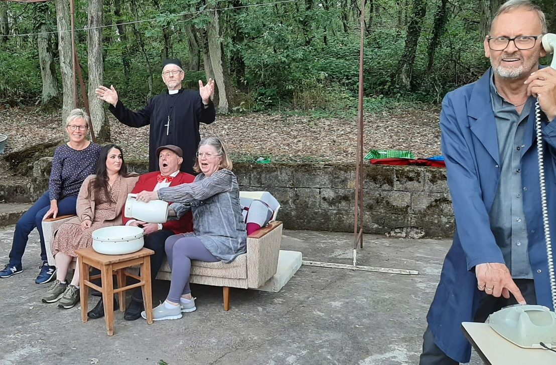 Pfarrer unter Mordverdacht? In der Krimi-Komödie "Hochwürden auf der Flucht" geht's nach der Neuwahl des Kirchengemeinderats drunter und drüber. Zu sehen am 6. August auf der Waldbühne in Frei-Laubersheim.