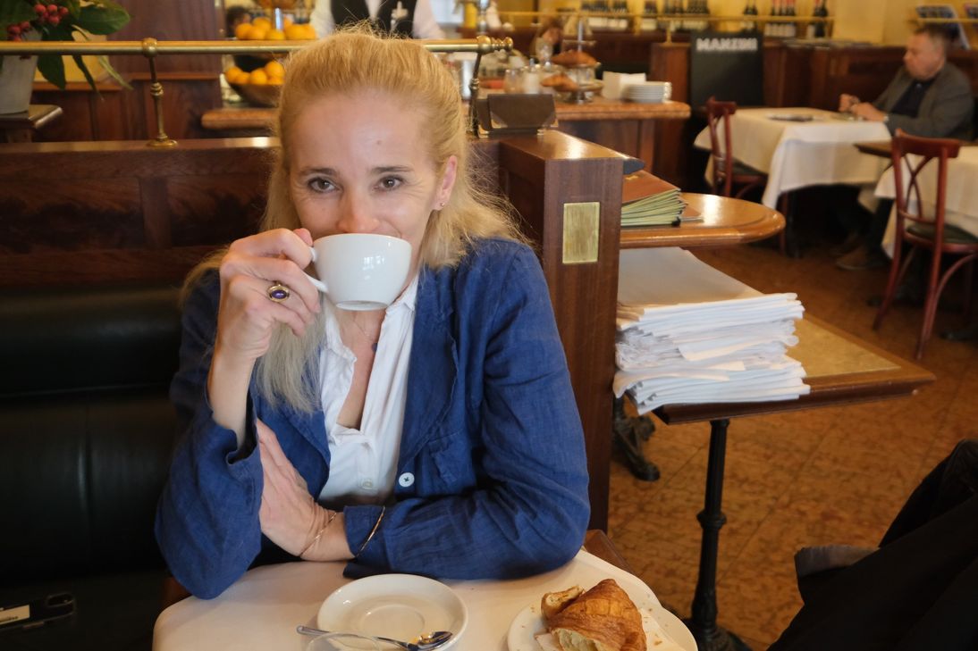 Christin im angesagten Café "Manzini" in Berlin.