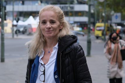 Christin König, in Trier geboren und aufgewachsen, wohnt seit 26 Jahren in Berlin. Sie hat auf allen großen deutschen Bühnen gespielt, ist bekannt durch namhafte Serien im ZDF und auf arte und konzentriert sich nun als Autorin auf Drehbücher. Zweimal wurde sie als beste Nachwuchschauspielerin nominiert, "Lila und fred" wurde Hörspiel des Monats.