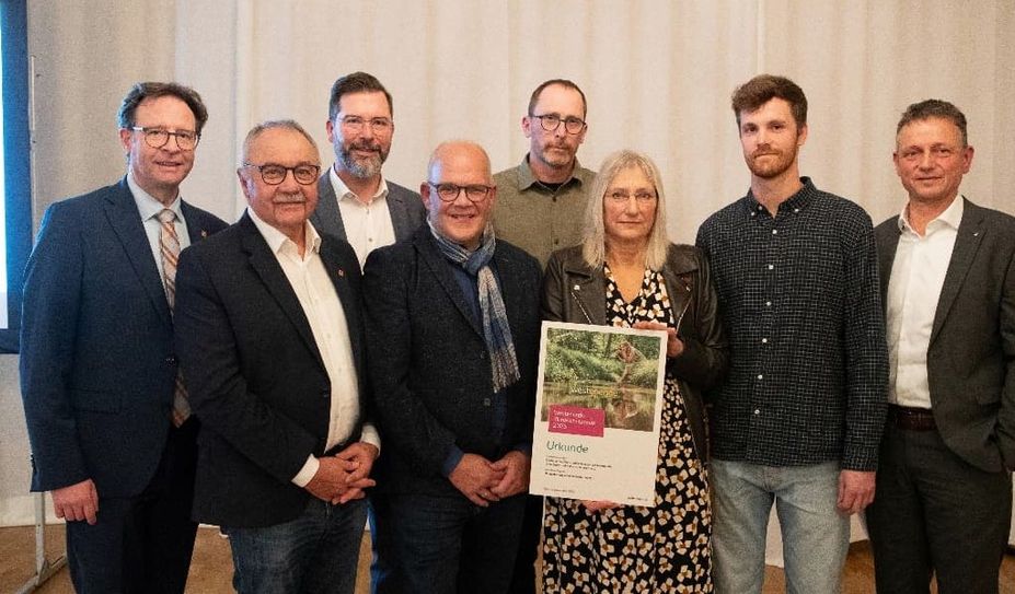 Die Preisträger aus Greimerath mit Vertretern von Westenergie, Beigeordnetem Fritz Kohl und Landrat  Andreas Hackethal.