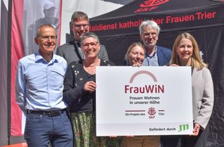 Von links: Peter Kilburg, JTI Werksleiter Trier; Pater Andreas, Vinzentiner, Vertreter des globalen Projekts Famvin der Vinzentiner sowie geistlicher Berater des SkF Trier, Regina Bergmann, Vorständin / Geschäftsführerin des SkF Trier; Britta Weizenegger, Trierer Bürgermeisterin und Sozialdezernentin; Dr. Jörgen Schulze-Krüdener, Universität Trier, Leiter Bereich Sozialpädagogik; Verena Hubertz, Bundesbauministerin und Schirmherrin des Projekts FrauWiN.