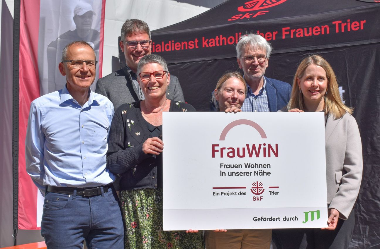 Von links: Peter Kilburg, JTI Werksleiter Trier; Pater Andreas, Vinzentiner, Vertreter des globalen Projekts Famvin der Vinzentiner sowie geistlicher Berater des SkF Trier, Regina Bergmann, Vorständin / Geschäftsführerin des SkF Trier; Britta Weizenegger, Trierer Bürgermeisterin und Sozialdezernentin; Dr. Jörgen Schulze-Krüdener, Universität Trier, Leiter Bereich Sozialpädagogik;  Verena Hubertz, Bundesbauministerin und Schirmherrin des Projekts FrauWiN.