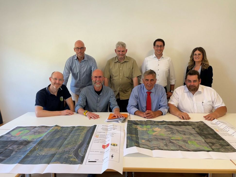 Auf die Zusammenarbeit freuen sich (v. l.): hintere Reihe: Gerhard Birkenbach (Woodify), Revierleiter Dr. Markus Rink, Bürgermeister Jürgen Hoffmann, Laura Eigelshoven (VGV Zell); vordere Reihe: Nils Reinhardt (Woodify), Anselm Schneider (Woodify), Briedeler Ortsbürgermeister Thomas Steinbach und Alfer Ortsbürgermeister Christian Bömer