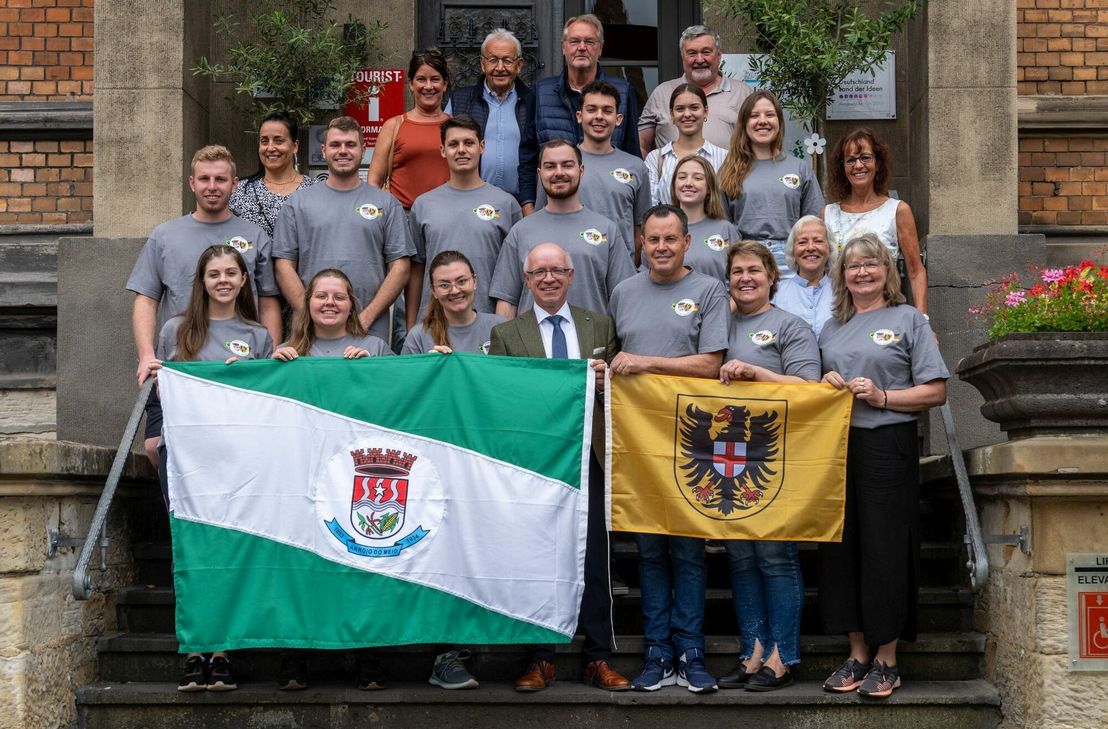 Die Jugenddelegation gemeinsam mit Boppards Bürgermeister Jörg Haseneier, Vertretern der Stadtverwaltung und des Freundeskreises Arroio do Meio - Boppard beim Empfang vor dem Alten Rathaus in Boppard.