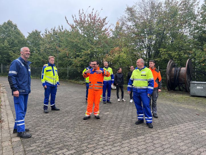 Ein großer Kran bei Westnetz in Faid sorgte für besondere Aufmerksamkeit.