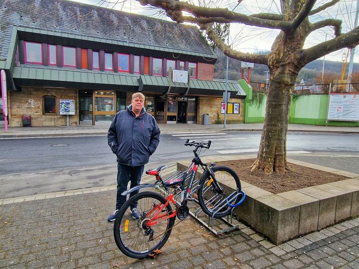 Bürgermeister Frank Ensminger zeigt das Areal, auf dem die Fahrradgarage entstehen könnte.