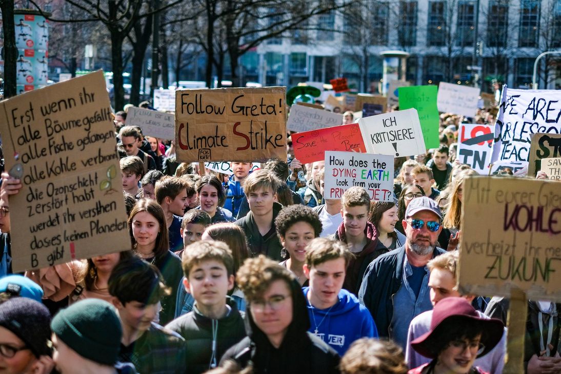 Fridays for Future ist eine globale soziale Bewegung ausgehend von Schülern und Studierenden, die sich für möglichst umfassende, schnelle und effiziente Klimaschutz-Maßnahmen einsetzen.